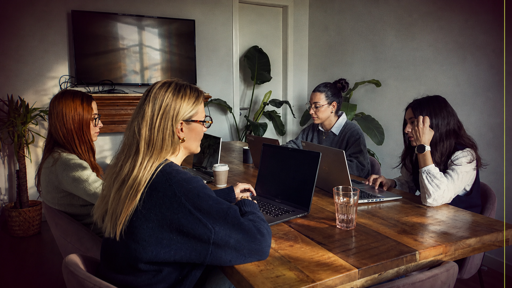 Equipo reunido alrededor de una mesa de trabajo en una fotografía documental con tratamiento editorial.