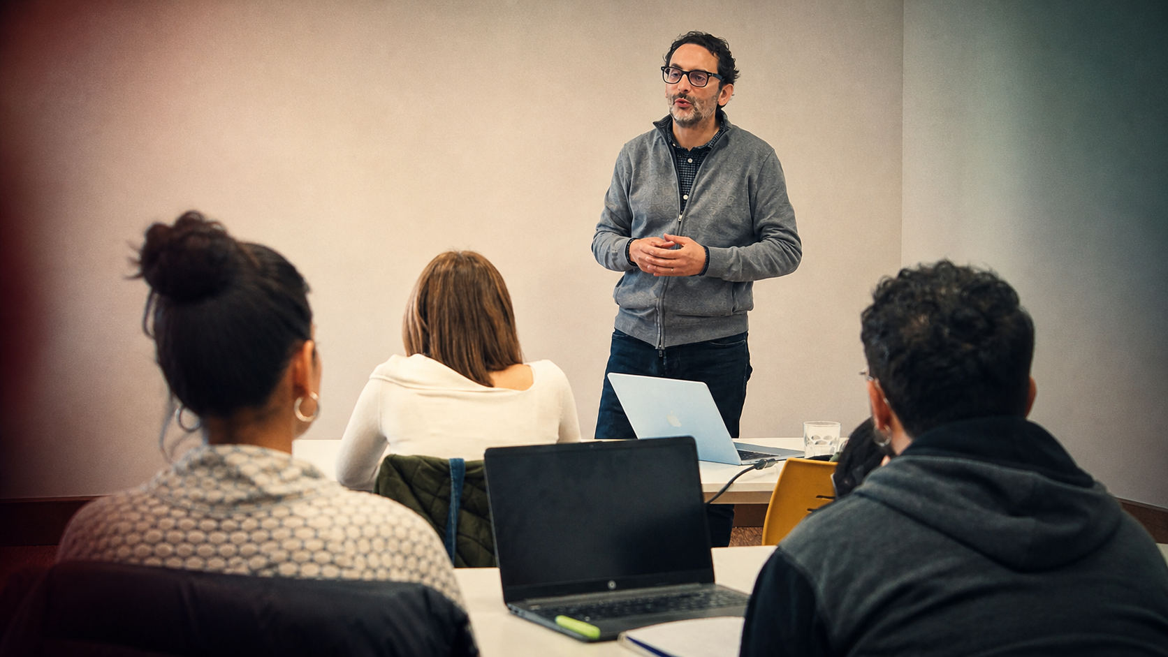 Formador ante un grupo en una sesión real de aprendizaje, con tratamiento documental.