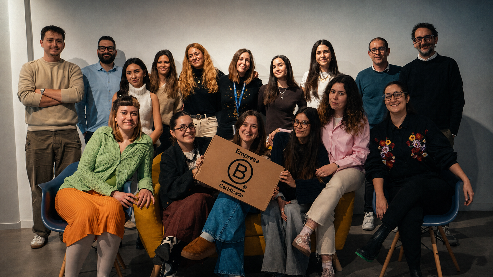 Equipo real de Karmina en una fotografía coral tratada como una portada editorial contemporánea.