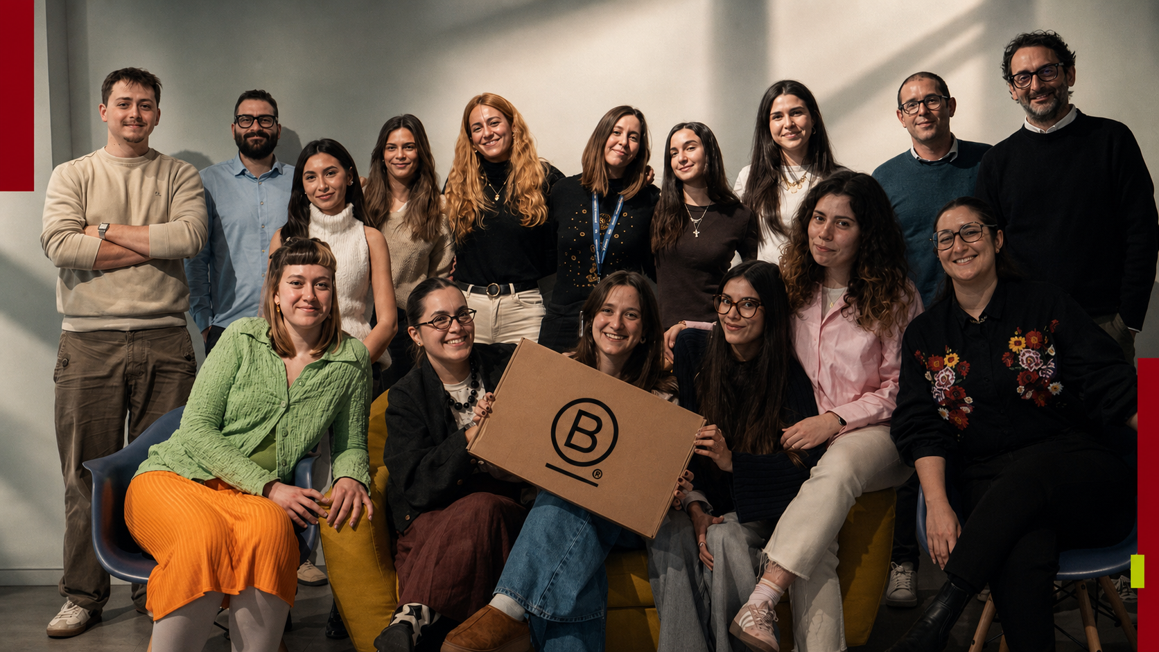 Equipo de Karmina en una escena de trabajo real, tratada como una portada editorial fotográfica.