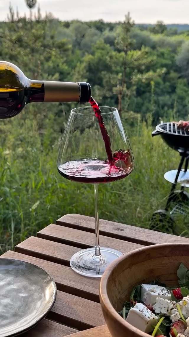 Mucho Más Wine · Reel