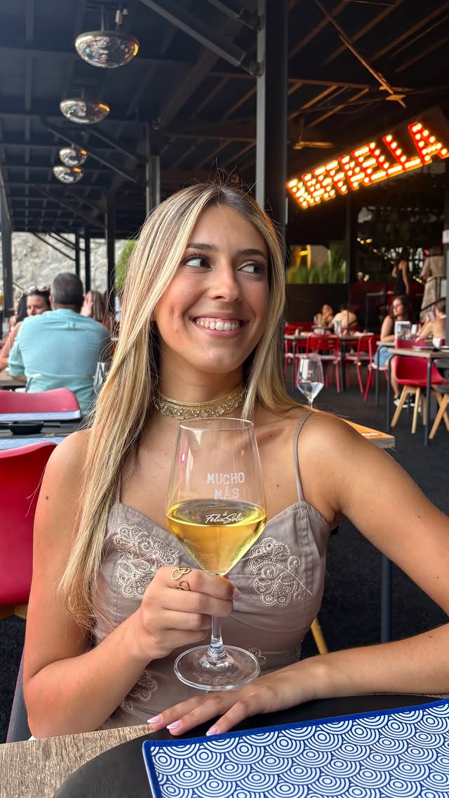 Mucho Más Wine · Reel